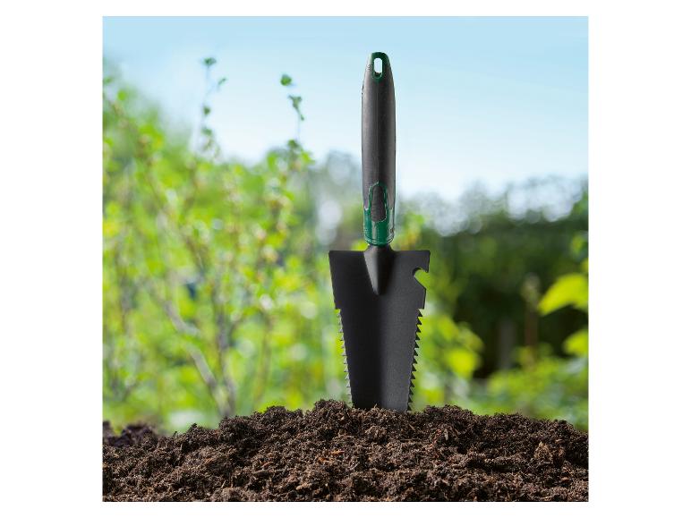 Eine scharfe Pflanzschaufel in der Erde.