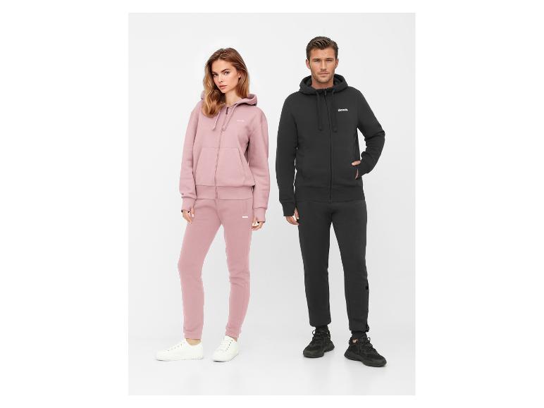 Mann und Frau in schwarzen und rosa Bench Trainingsanzügen