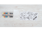 Bunte Fensterfarben und Schablonen mit Tier- und Weltraumdesigns.