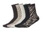 Fünf Paar Socken: braun, beige mit Zebramuster, weiß, schwarz und braun mit Zebramuster.