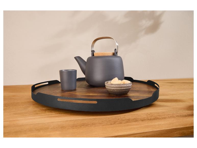 Holztablett mit dunkler Keramik-Teekanne, Tasse und Zuckerschale.