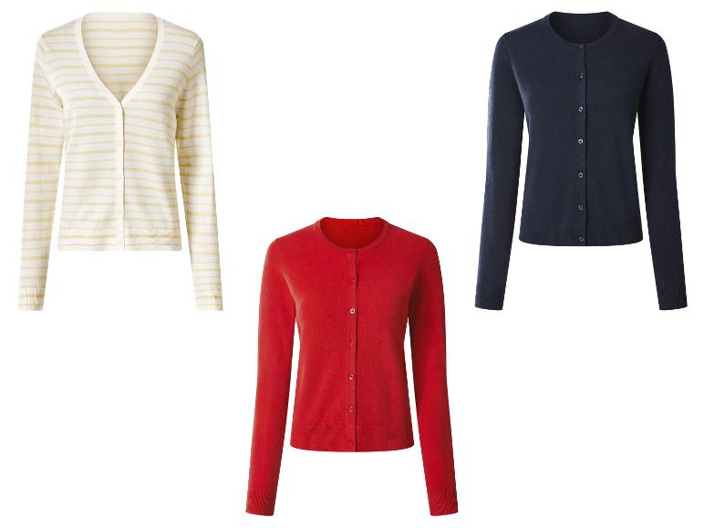 Drei Damen-Cardigans: ein gestreifter weißer, ein roter und ein dunkelblauer.