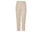 Beige Hose mit hoher Taille.