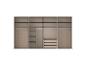 Heller Holzschrank-Innenraum mit Regalen, Kleiderstangen und Schubladen.