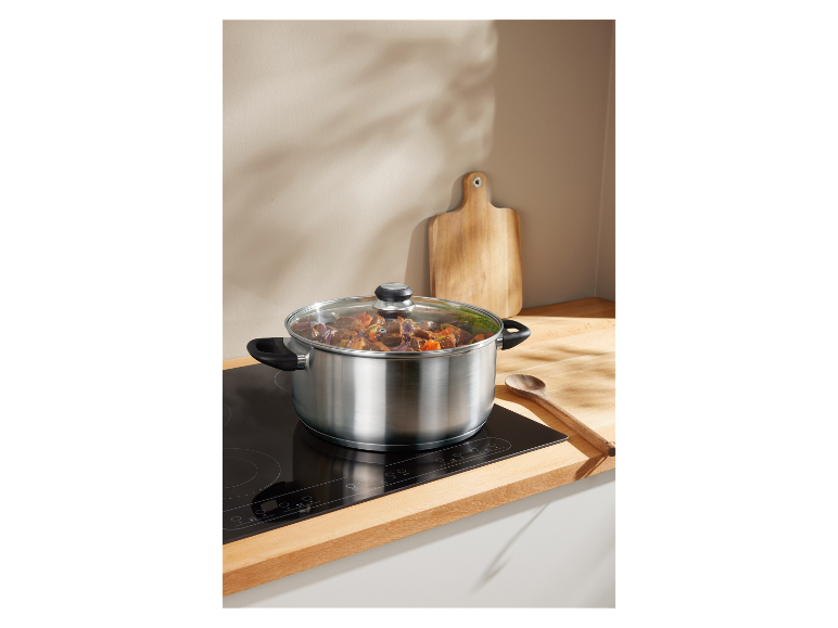 Ein Edelstahltopf mit Essen kocht auf einem Induktionskochfeld.