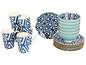 Ein Set mit blauen und goldenen Bechern, Schalen und Tellern mit geometrischem Muster.