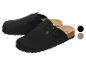 Schwarze Clogs mit verstellbaren Schnallen und Korkfußbett, dargestellt mit Farbmustern.