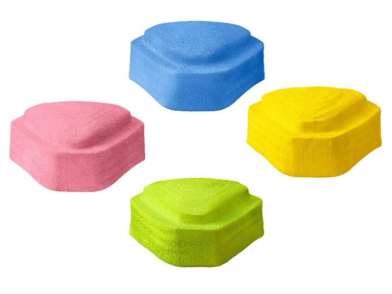 Vier farbige Bausteine in Blau, Rosa, Gelb und Grün.