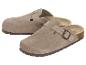 Ein Paar beige Wildlederclogs mit Metallschnallen und Korksohlen.