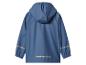 Blaue Kinderregenjacke mit reflektierenden Streifen an Ärmeln und Rücken.