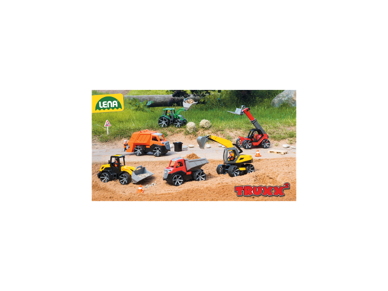 Verschiedene LENA TRUXX² Spielzeugfahrzeuge beim Spielen im Sand.