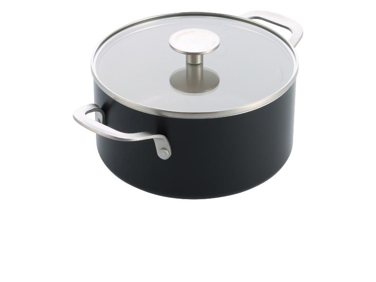Schwarzer KitchenAid Topf mit Glasdeckel und silbernen Griffen.