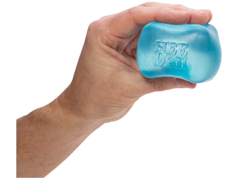 Eine Hand hält einen durchsichtigen blauen NeeDoh-Stressball, mit sichtbarem Logo.