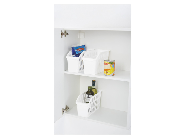 Weiße Aufbewahrungskörbe in einem Küchenschrank mit Combino-Pasta und PrimaDonna-Öl.