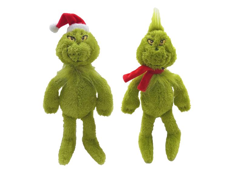 Zwei Grinch-Plüschtiere, eines mit Weihnachtsmütze und eines mit rotem Schal.