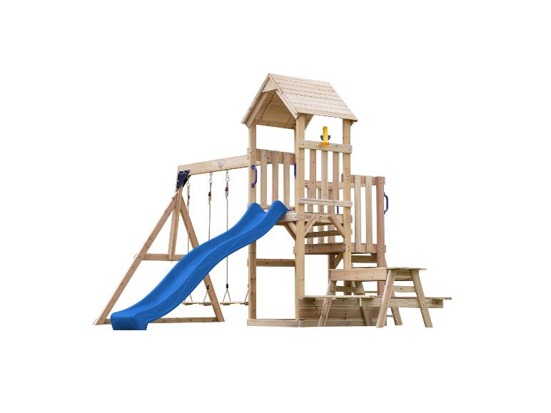 Holzspielplatz mit blauer Rutsche, Schaukeln und Kletterbereich.