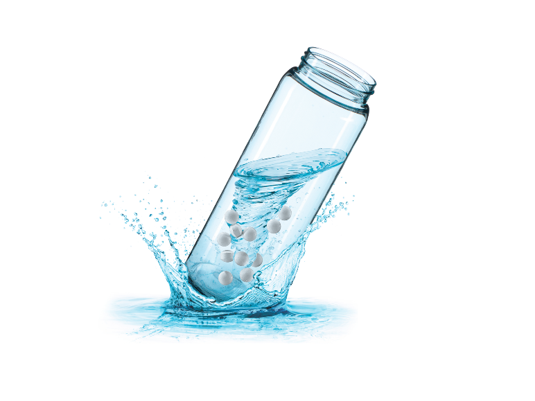 In Wasser fallende Glasflasche mit Brausetabletten in einem Wirbel.