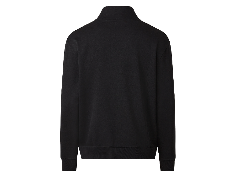 Schwarzer Pullover mit Stehkragen.