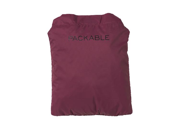 Eine weinrote, packbare Jacke der Marke Packable.