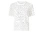 Weiße, durchbrochene Kurzarmbluse mit gewelltem Ausschnitt.