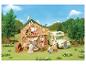 SYLVANIAN FAMILIES Haus am See mit Möbeln, Tierfiguren und Wohnmobil in der Natur.