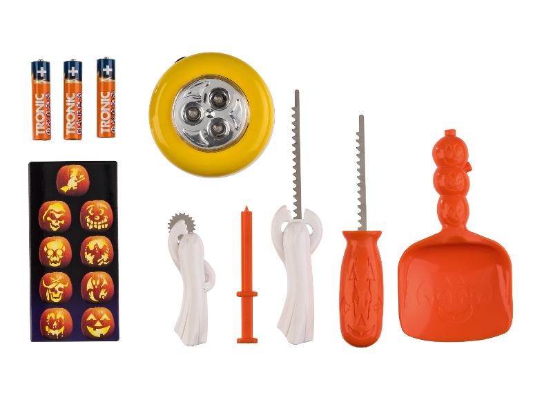 Kürbisschnitzset mit Batterien, Taschenlampe, Werkzeugen und Halloween-Schablonen.