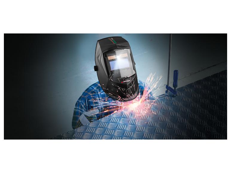 Schweißer mit Parkside Schweißhelm beim Schweißen.
