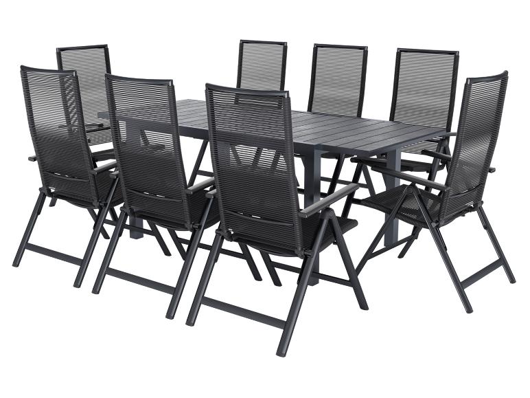 Gartenmöbel: schwarzer rechteckiger Tisch mit acht passenden Stühlen.