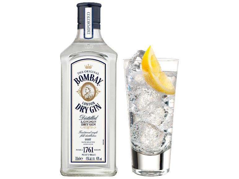 Flasche Bombay Sapphire Gin und ein Glas Gin Tonic mit Zitrone.
