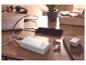 Powerbank lädt Telefon und Laptop, mit kabellosen Kopfhörern auf einem Schreibtisch.