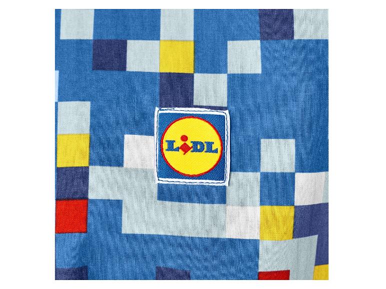 Blauer Pixelstoff mit Lidl-Logo.