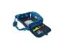 Offene blaue Kindertasche mit Zeichenmaterial und Zeichentrickfiguren.
