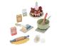 Kuchenback-Spielset mit Spielzeugkuchen, Zutaten und Backutensilien.