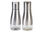 Zwei silberne Glasflaschen mit Ölflaschenverschluss.