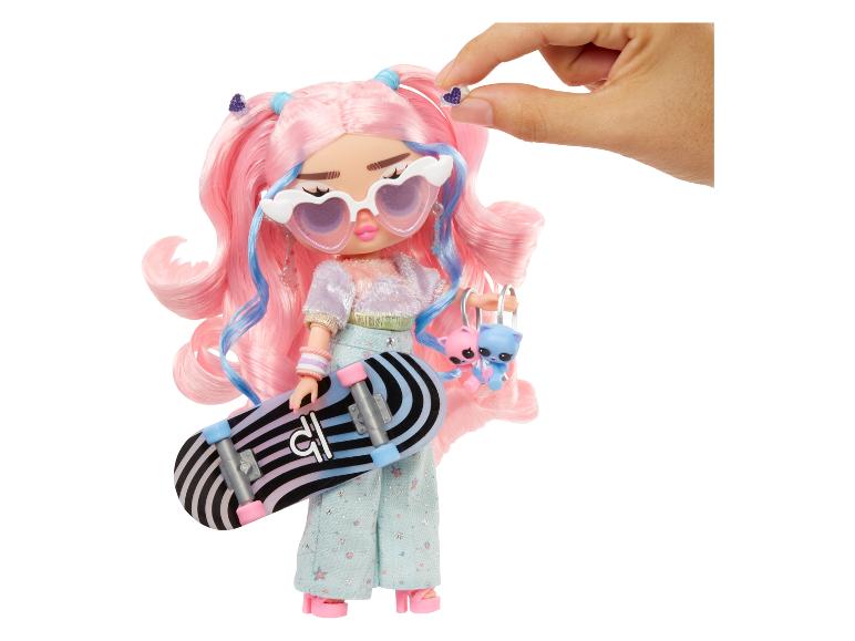 Eine LOL Surprise Puppe mit rosafarbenem Haar, einem Skateboard und zwei kleinen Puppen.