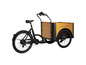 Ein Zündapp Cargo E-Bike mit Holzladefläche.