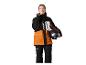 Frau in orange-schwarzer Skijacke und -hose, einen Helm haltend.