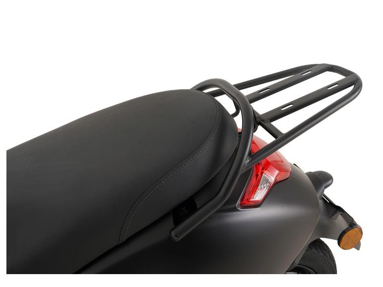 Schwarzer Motorradsitz mit Gepäckträger und Rücklicht.