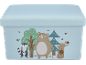 Hellblaue Aufbewahrungsbox mit Bär, Waschbär und Bäumen im Cartoon-Stil.