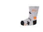 Graue Kindersocke mit schwarzen und orangefarbenen Geistern und dem Text „BOO!“.