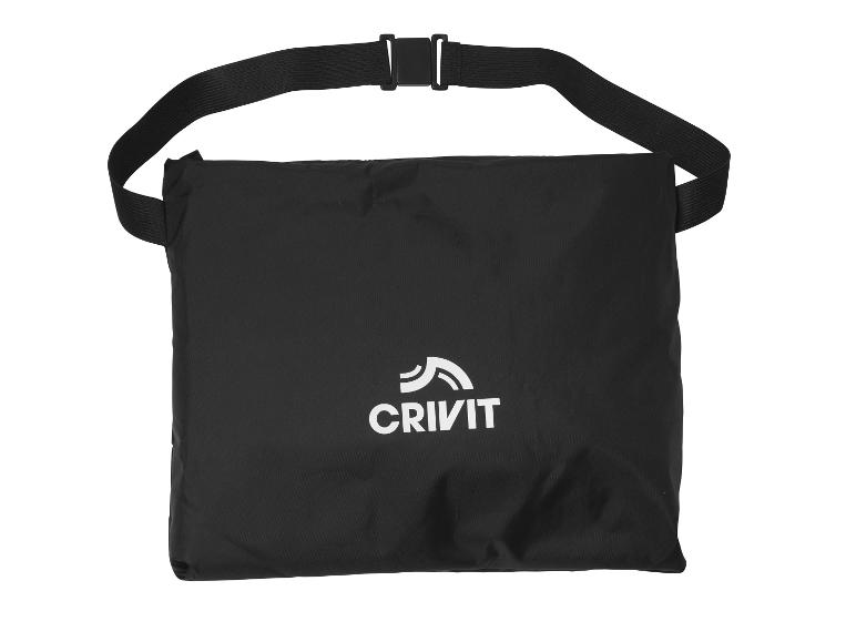 Schwarze Sporttasche mit verstellbarem Riemen und weißem Logo auf der Vorderseite.