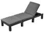 Dunkelgraue Rattan-Sonnenliege mit grauen Kissen