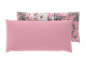 Zwei rosa Kissen, eines unifarben und eines mit Blumenmuster.