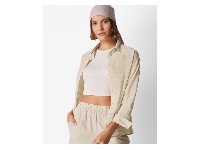 Beige Leinenhemd und -shorts, lässiger Stil.