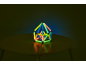Leuchtende geometrische Konstruktion auf einem Tisch vor dunklem Hintergrund.