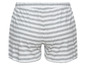 Weiße und graue gestreifte Shorts.
