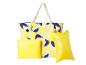 Strandtasche mit Zitronenmotiv, gelbe Kosmetiktasche und Luftkissen.