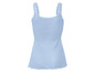 Ein hellblaues Tanktop mit Spitzendetails.