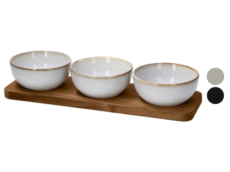Set aus drei weißen Schalen auf einem Holztablett mit Farbauswahl.