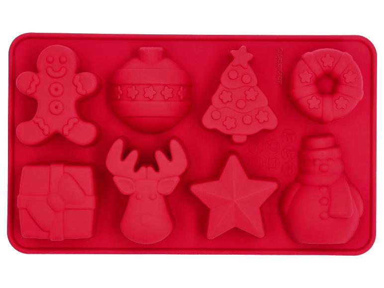 Rote Silikon-Backform mit acht weihnachtlichen Vertiefungen.